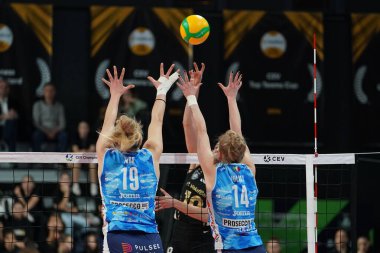 ISTANBUL, TURKIYE - 20 Şubat 2024: Sarah Fahr ve Joanna Wolosz Vakıfbank 'a karşı Imoco Volley Conegliano CEV Şampiyonlar Ligi Voleybol maçı sırasında Vakıfbank Spor Salonu' nda