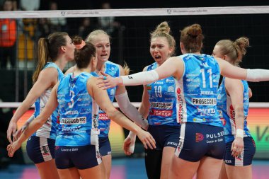 ISTANBUL, TURKIYE - 20 Şubat 2024: Vakıfbank CEV Şampiyonlar Ligi Volley Maçı 'nda Imoco Volley Conegliano oyuncuları skor puanını kutluyor