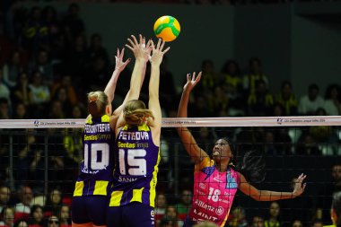 ISTANBUL, TURKIYE - 19 Mart 2024: Arina Fedorovtseva ve Irina Fetisova Fenerbahçe Opet 'e karşı Vero Volley Milano CEV Şampiyonlar Ligi Voleybol ligi Burhan Felek Spor Salonu' nda oynanan karşılaşmada