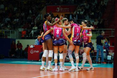 ISTANBUL, TURKIYE - 19 Mart 2024: Vero Volley oyuncuları Burhan Felek Spor Salonu 'nda oynanan Milano Fenerbahçe Opet CEV Şampiyonlar Ligi Volesi karşılaşmasında skor puanını kutluyor