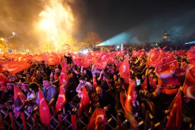İSTANBUL, TÜRKİYE - 31 Mart 2024: CHP Adayı Ekrem İmamoğlu 'nun yeniden seçilmesini İnsanlar Kutladı