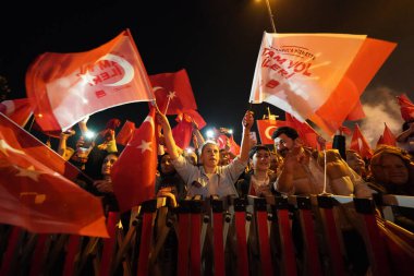 İSTANBUL, TÜRKİYE - 31 Mart 2024: CHP Adayı Ekrem İmamoğlu 'nun yeniden seçilmesini İnsanlar Kutladı