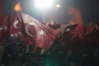 İSTANBUL, TÜRKİYE - 31 Mart 2024: CHP Adayı Ekrem İmamoğlu 'nun yeniden seçilmesini İnsanlar Kutladı