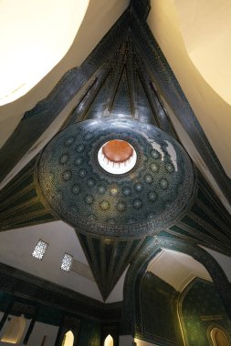 KONYA, TURKIYE - 17 Aralık 2023: Konya 'da Karatay Madrasa Kubbesi