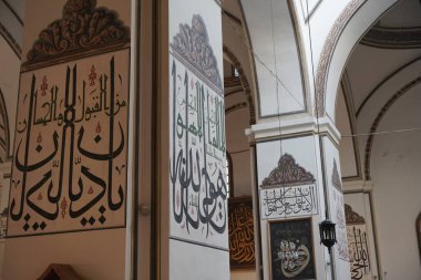 BURSA, TURKIYE - 30 Haziran 2023: Bursa Büyük Camii, Ulu Camii Bursa Şehri. Cami, mimar Ali Neccar tarafından 1396-1399 yıllarında tasarlanıp inşa edilmiştir.