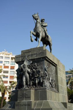 İzmir, TURKIYE - 22 Ekim 2023: Cumhuriyet Meydanı, Alsancak Kasabası İzmir Atatürk Anıtı