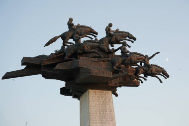 İzmir, TURKIYE - 21 Ekim 2023: Gundogdu Meydanı 'nda Cumhuriyet Ağacı Heykeli, Alsancak