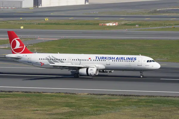 stock image ISTANBUL, TURKIYE - NOVEMBER 05, 2022: Turkish Airlines Airbus A321-231 (3382) landing to Istanbul International Airport