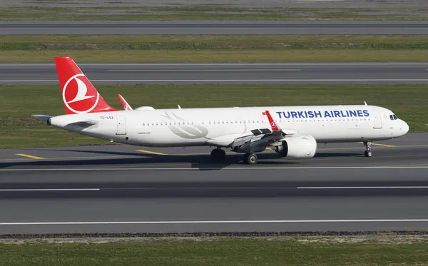 stock image ISTANBUL, TURKIYE - NOVEMBER 05, 2022: Turkish Airlines Airbus A321-271NX (8155) landing to Istanbul International Airport