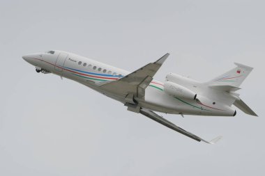 ISTANBUL, TURKIYE - 29 Nisan 2023: Palmali Air Dassault Falcon 7X (190) İstanbul Atatürk Havalimanı 'ndan kalkış