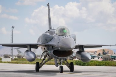 KONYA, TURKIYE - Mayıs 09, 2023: Pakistan Hava Kuvvetleri Lockheed Martin F-16D Savaş Şahini Anadolu Kartal Hava Kuvvetleri tatbikatı sırasında Konya Havalimanı 'nda taksicilik yapıyor