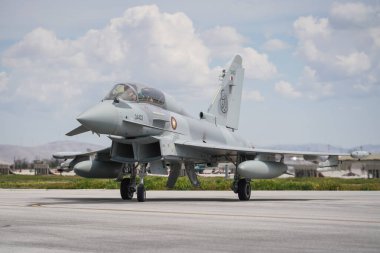 KONYA, TURKIYE - MAYIS 09, 2023: Katar Hava Kuvvetleri Eurofighter EF2000 (MT003) Anadolu Kartal Hava Kuvvetleri Tatbikatı sırasında Konya Havalimanı 'nda taksicilik