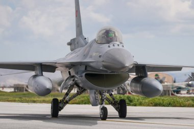 KONYA, TURKIYE - MAYIS 09, 2023: Türk Hava Kuvvetleri General Dynamics F-16C Fighting Falcon (4R-58) Anadolu Kartal Hava Kuvvetleri tatbikatı sırasında Konya Havalimanı 'nda taksicilik yapıyor