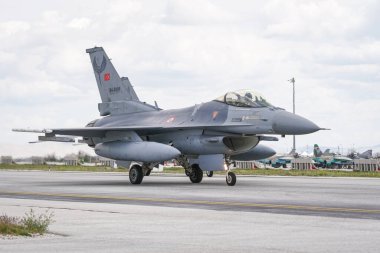 KONYA, TURKIYE - Mayıs 09, 2023: Türk Hava Kuvvetleri Lockheed Martin F-16C Fighting Falcon (HC-55) Anadolu Kartal Hava Kuvvetleri Tatbikatı sırasında Konya Havalimanı 'nda taksicilik yapıyor