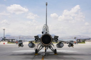 KONYA, TURKIYE - MAYIS 09, 2023: Birleşik Arap Emirlikleri Hava Kuvvetleri Lockheed Martin F-16F Çöl Şahini (RF-24) Anadolu Kartal Hava Kuvvetleri Tatbikatı sırasında Konya Havalimanı 'nda görüntüleme