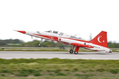 KONYA, TURKIYE - Mayıs 09, 2023: Türk Hava Kuvvetleri Türk Yıldızları Kanadalı NF-5B-2000 Özgürlük Savaşçısı Anadolu Kartal Hava Kuvvetleri Tatbikatı sırasında Konya Havalimanı 'na indi