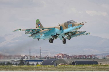 KONYA, TURKIYE - Mayıs 09, 2023: Azerbaycan Hava Kuvvetleri Sukhoi Su-25 Frogfoot (255081029) Anadolu Kartal Hava Kuvvetleri Egzersizi sırasında Konya Havalimanı 'ndan havalanır.