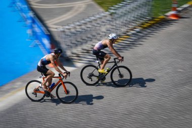 BALIKESIR, TURKIYE - AĞUSTOS 05, 2023: Avrupa Triatlon Sprint ve Röle Şampiyonası 'nda yarışan sporcular