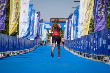 BALIKESIR, TURKIYE - Ağustos 05, 2023: Balikesir 'de Avrupa Triatlon Koşu ve Bayrak Yarışları Şampiyonası' nda koşan tanımlanamayan sporcu