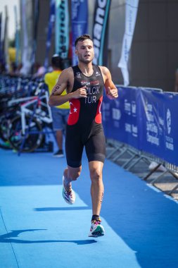 BALIKESIR, TURKIYE - Ağustos 05, 2023: Balikesir 'de Avrupa Triatlon Koşu ve Bayrak Yarışları Şampiyonası' nda koşan tanımlanamayan sporcu