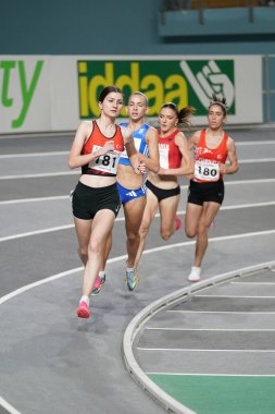 İSTANBUL, TURKIYE - 10 Şubat 2024: Atakoy Atletizm Arenasında Balkan Atletizm Şampiyonası sırasında koşan sporcular