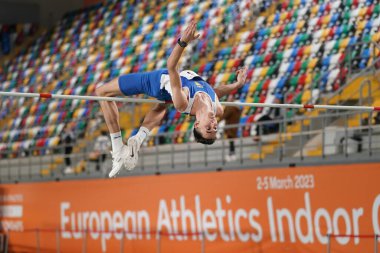 İSTANBUL, TURKIYE - 10 Şubat 2024: Atakoy Atletizm Arenasında düzenlenen Balkan Atletizm Şampiyonası sırasında tanımlanamayan yüksek atlama sporcusu