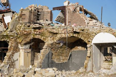 HATAY, TURKIYE - 26 Şubat 2024: Hatay 'da 6 Şubat 2023 depremlerinden sonra hasar gören binalar