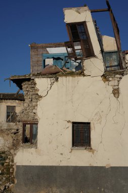 HATAY, TURKIYE - 26 Şubat 2024: Hatay 'da 6 Şubat 2023 depremlerinden sonra hasar gören binalar