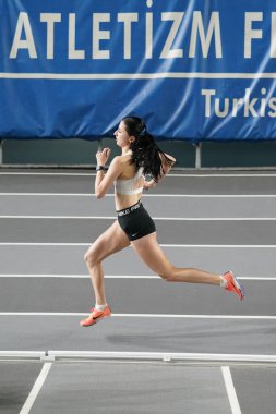 İSTANBUL, TURKIYE - 17 Şubat 2024: Atakoy Atletizm Arena 'da düzenlenen Türk Salon Atletizm Şampiyonası sırasında koşan tanımlanamayan sporcu