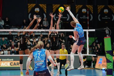 ISTANBUL, TURKIYE - 20 Şubat 2024: Vakıfbank vs Imoco Volley Conegliano CEV Şampiyonlar Ligi Volley karşılaşmasında Isabelle Haak iş başında