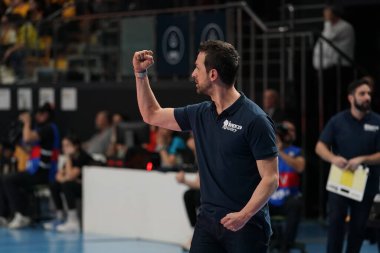 ISTANBUL, TURKIYE - 20 Şubat 2024: Vakifbank CEV Şampiyonlar Ligi Volley Maçı 'nda Imoco Volley Conegliano antrenörü Daniele Santarelli