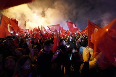 İSTANBUL, TÜRKİYE - 31 Mart 2024: CHP Adayı Ekrem İmamoğlu 'nun yeniden seçilmesini İnsanlar Kutladı