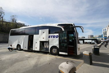 İSTANBUL, TURKIYE - Nisan 06, 2024: İstanbul 'daki Esenler Teknik Terminali' nde insanlar. Terminal, İstanbul 'daki şehirlerarası otobüs seferlerinin merkez ve en büyük durağıdır.