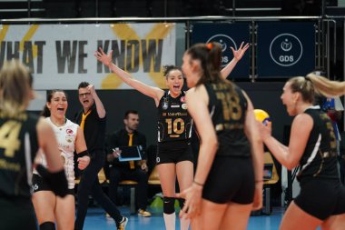 ISTANBUL, TURKIYE - Nisan 04, 2024: Vakıfbank oyuncuları Vakıfbank Spor Salonu 'nda oynanan Eczacibasi Dynavit Türkiye Sultanlar Ligi karşılaşmasında puan puanını kutluyorlar