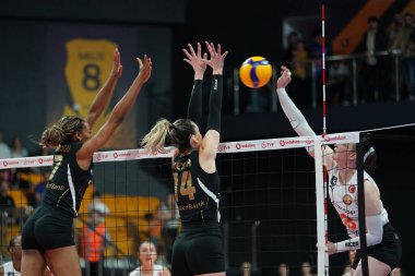 ISTANBUL, TURKIYE - APRIL 04, 2024: Vakıfbank vs Eczacibasi Dynavit Türk Sultanlar Ligi maçı sırasında Vakıfbank Spor Salonu 'nda Chiaka Ogbogu ve Alexia Carutasu