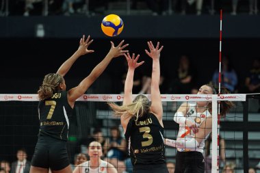 ISTANBUL, TURKIYE - Nisan 04, 2024: Vakıfbank vs Eczacibasi Dynavit Türk Sultanlar Ligi karşılaşması sırasında Vakıfbank Spor Salonu 'nda Chiaka Ogbogu ve Cansu Özbay