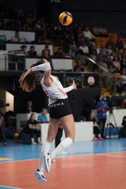 ISTANBUL, TURKIYE - APRIL 04, 2024: Hande Baladin Vakıfbank vs Eczacibasi Dynavit Turkish Sultanlar Ligi karşılaşmasında Vakıfbank Spor Salonu 'nda görev yapıyor