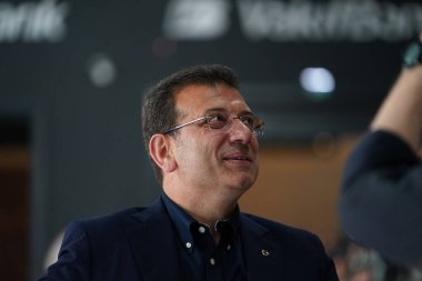 ISTANBUL, TURKIYE - Nisan 04, 2024: Vakıfbank 'ta İstanbul Belediye Başkanı Ekram İmamoğlu, Vakıfbank' ta Eczacibasi Dynavit Türk Sultanlar Ligi karşılaşmasına karşı