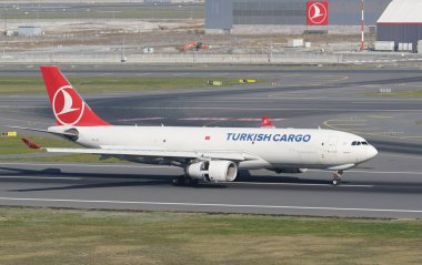 ISTANBUL, TURKIYE - NOVEMBER 05, 2022: Türk Havayolları Kargo Airbus A330-243F (1442) İstanbul Uluslararası Havaalanına indi