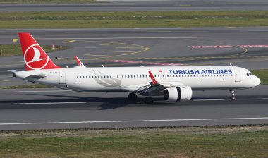 ISTANBUL, TURKIYE - NOVEMBER 05, 2022: Turkish Airlines Airbus A321-271NX (10259) landing to Istanbul International Airport clipart