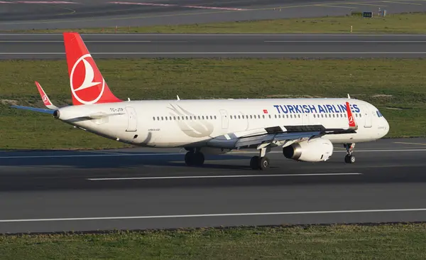 stock image ISTANBUL, TURKIYE - NOVEMBER 05, 2022: Turkish Airlines Airbus A321-231 (7516) landing to Istanbul International Airport