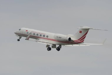 ISTANBUL, TURKIYE - 29 Nisan 2023: Türk Hükümeti Gulfstream G550 (5212) İstanbul Atatürk Havalimanı 'ndan kalkış