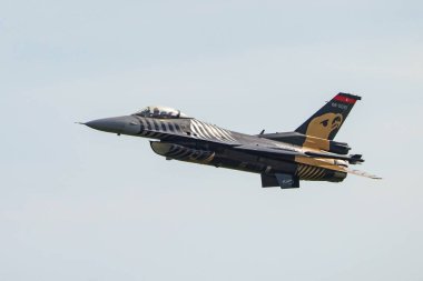 İSTANBUL, TÜRKİYE - 29 Nisan 2023: SOLOTURK, Türk Hava Kuvvetleri Generali Dinamik F-16C İstanbul Teknofest sırasında İstanbul Atatürk Havalimanı 'nda Falcon' da sergileniyor