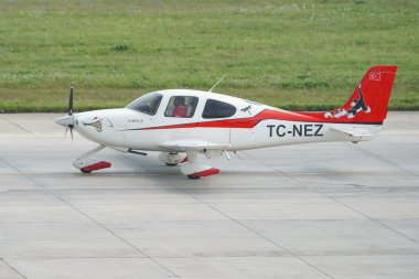 ISTANBUL, TURKIYE - MAYIS 01, 2023: İstanbul Atatürk Havalimanı 'nda Özel Cirrus SR20-G2 (1644) taksicilik