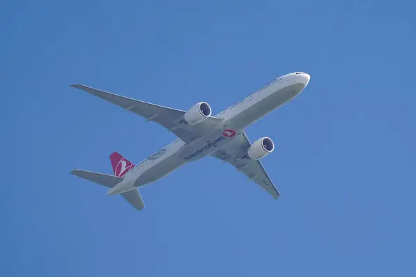 stock image ISTANBUL, TURKIYE - MAY 01, 2023: Turkish Airlines Boeing 777-3F2ER (44127) landing to Istanbul International Airport