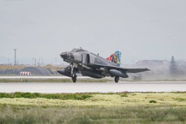 KONYA, TURKIYE - MAYIS 09, 2023: Türk Hava Kuvvetleri McDonnell Douglas F-4E Terminator 2020 (4576) Anadolu Kartal Hava Kuvvetleri Tatbikatı sırasında Konya Havalimanı 'ndan kalkış