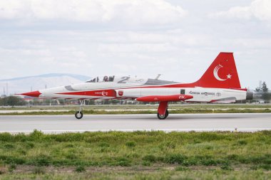 KONYA, TURKIYE - Mayıs 09, 2023: Türk Hava Kuvvetleri Kanadalı NF-5A Özgürlük Savaşçısı Anadolu Kartal Hava Kuvvetleri Tatbikatı sırasında Konya Havalimanı 'ndan havalandı