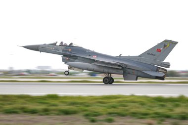 KONYA, TURKIYE - Mayıs 09, 2023: Türk Hava Kuvvetleri Lockheed Martin F-16C Fighting Falcon (4R-105) Anadolu Kartal Hava Kuvvetleri Tatbikatı sırasında Konya Havalimanı 'na iniş yaptı