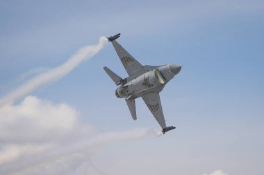 KONYA, TURKIYE - MAYIS 09, 2023: Türk Hava Kuvvetleri General Dynamics F-16C Fighting Falcon (4R-27) Anadolu Kartal Hava Kuvvetleri tatbikatı sırasında Konya Havaalanı üzerinde uçuyor