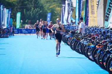 BALIKESIR, TURKIYE - AĞUSTOS 05, 2023: Balikesir 'de Avrupa Triatlon Koşu ve Bayrak Yarışları Şampiyonası' nda yarışan sporcular